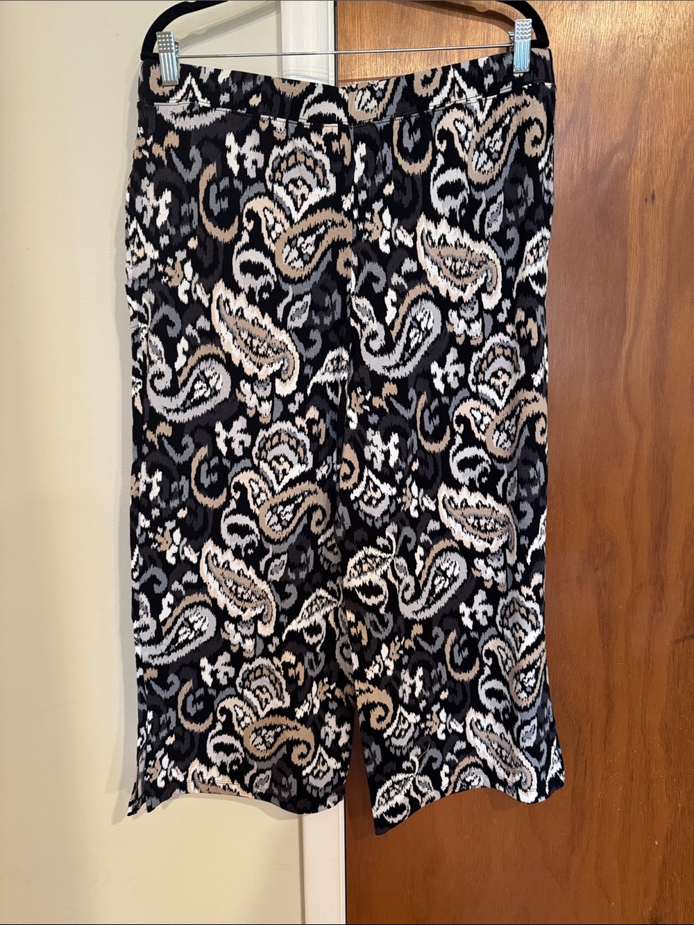 Denim and Co Beach Cropped Wide-Leg Pants -Black Paisley. - Picture 3 of 6